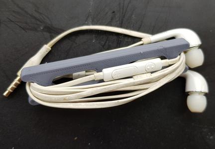 Simple earphone organizer