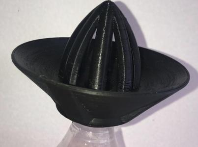 Screw on bottle citrus juicer