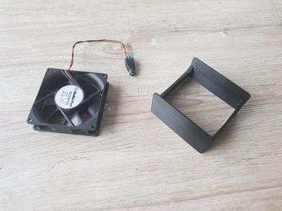 Fan holder for Tacx Flux hometrainer
