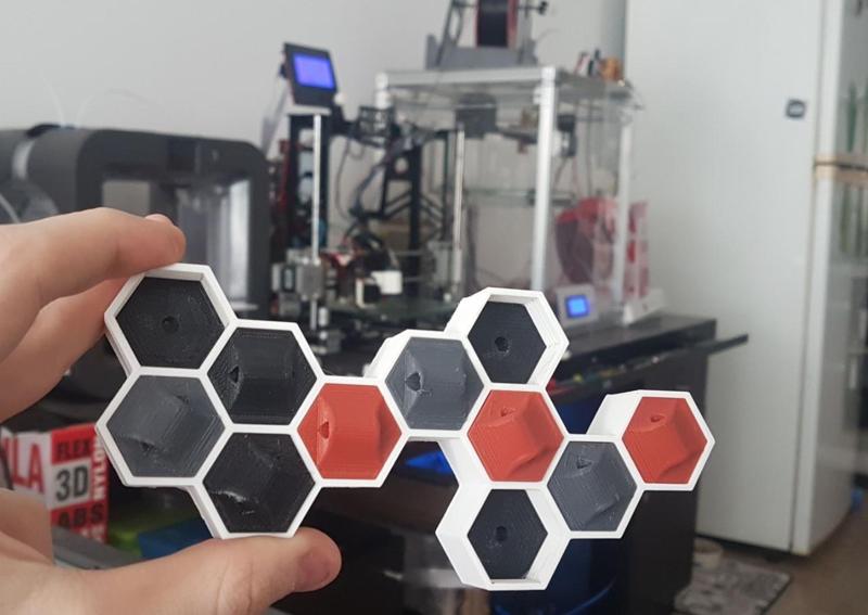 IPA3D Multi-llavero hexagonal amurable / IPA3D Multi- hexagon keychain with wall support