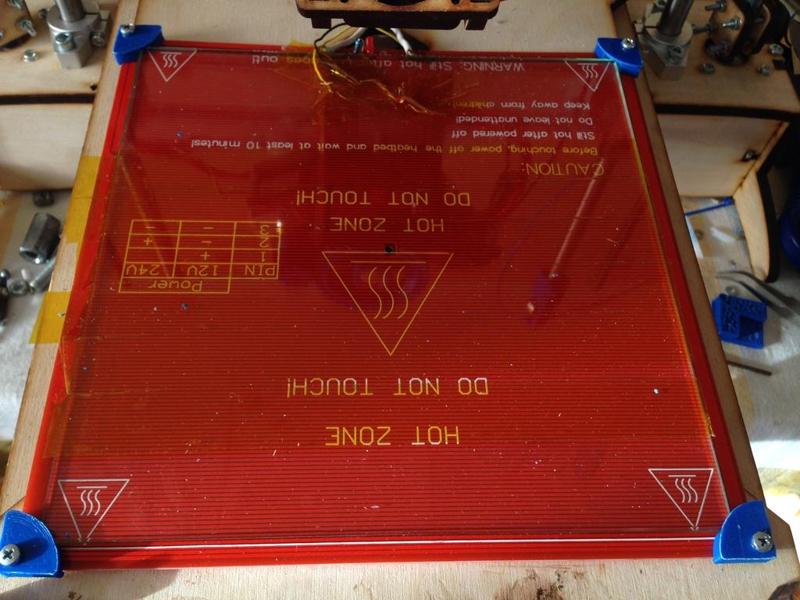 Heated bed glass mount clip