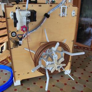 The spider spool (collapsible parametric filament reel holder)