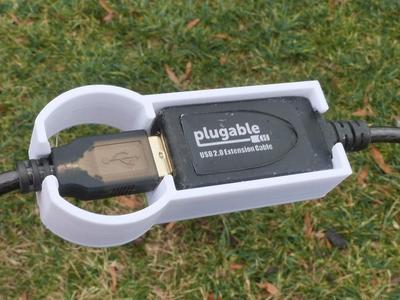 USB cable connection grip