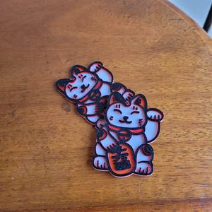 maneki-neko pendant earring // maneki-neko pendant earring