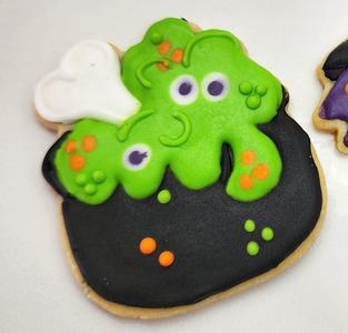 BUBBLING CAULDRON COOKIE CUTTER