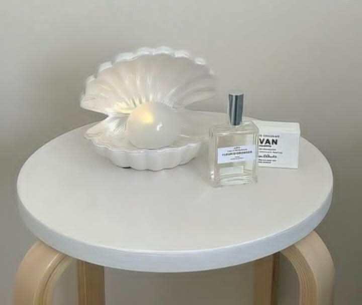 Clam shell jewelry holder