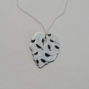 Leaf necklace with birds