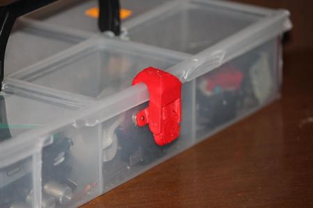 Cerniere e chiusura per cassetta degli attrezzi (Hinges and latches to toolbox)
