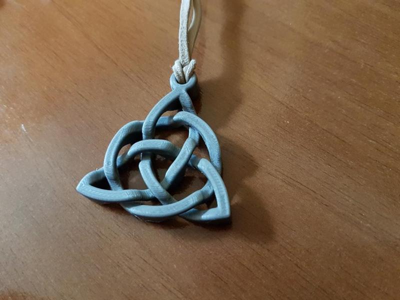 Triquetra avec anneau prisonnier - Triquetra with prisoner ring