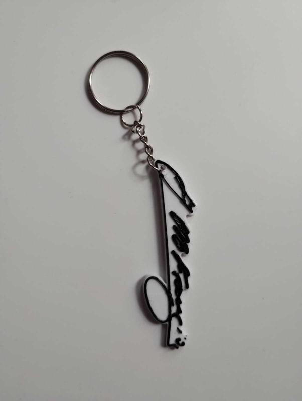 Keychain and Pin with the signature of Juan Manuel Fangio F1 racer