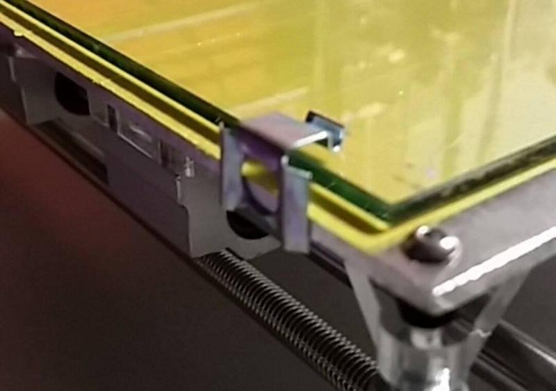 Glass plate heat bed mounts with cage nuts