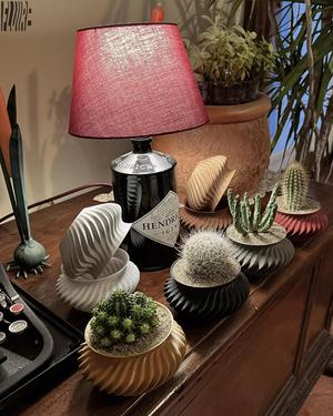 Primizio ceramic vase with wavy pattern