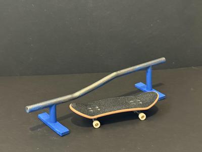 Round kinked rail for fingerboards/techdecks