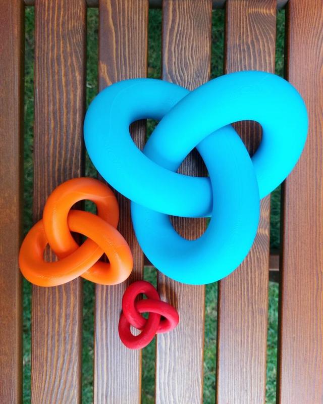 Smooth trefoil knot decoration