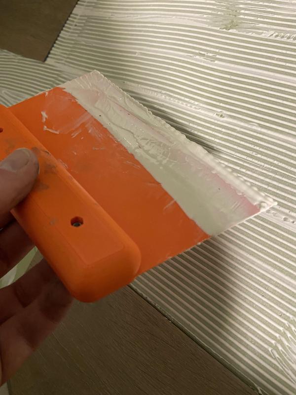 Adhesive spreader B1