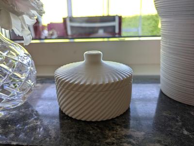 Twisted container with lid