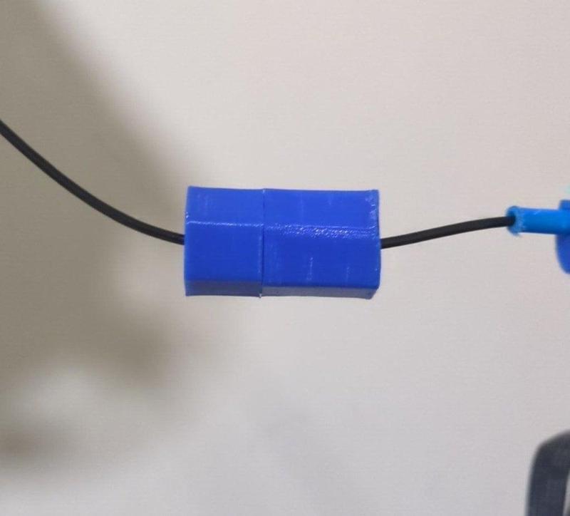 Cigarette filter filament wiper