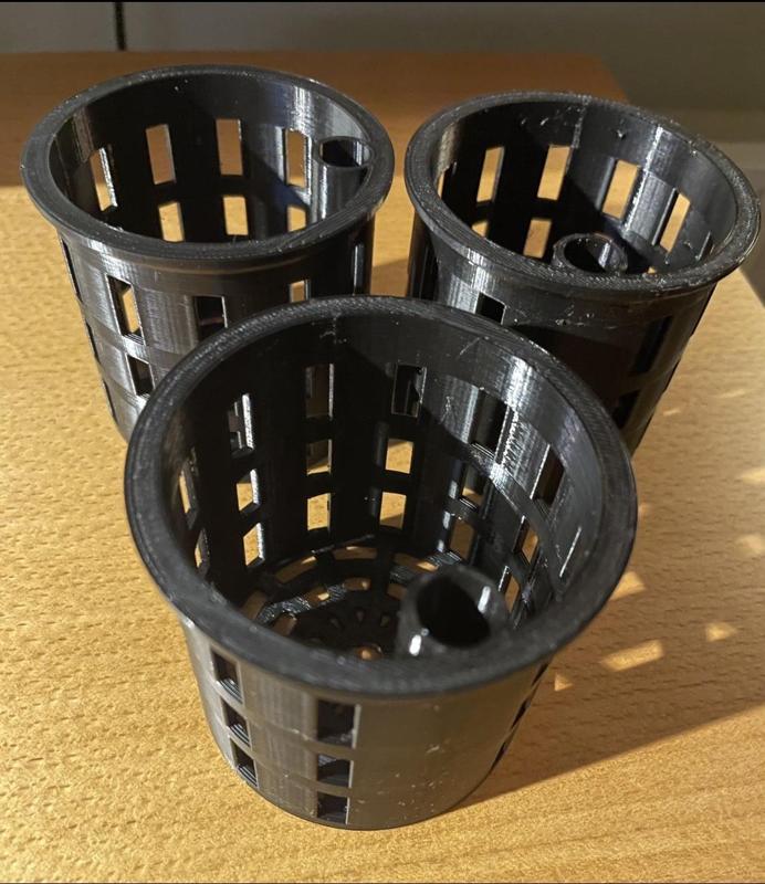 Net pot with hole for flower stick