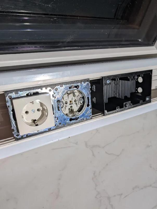 Einbaudose für Brüstungskanal BR70 Licatec & andere (installation box for dado/parapet trunking)   