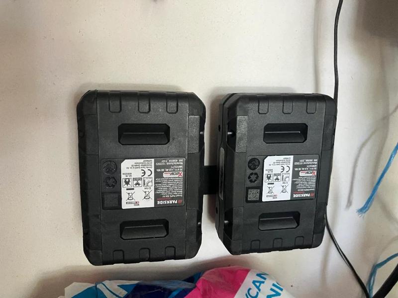 Držák na 2 baterie Parkside   