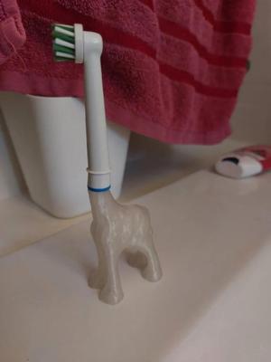 Giraffe toothbrush holder