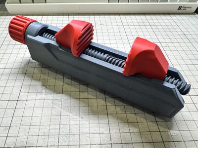 Sturdy F-clamp with high clamping force