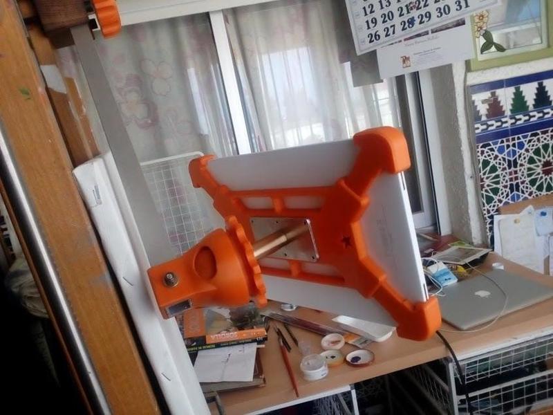 Tablet holder with 4 claws.