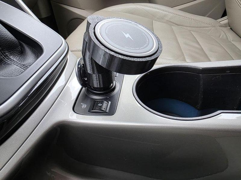 Compact car magnetic wireless phone charger (iPhone)