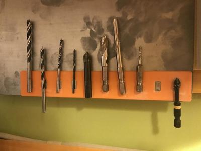 Flat magnet holders for drill bits