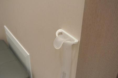 Shoe horn hook / hinge