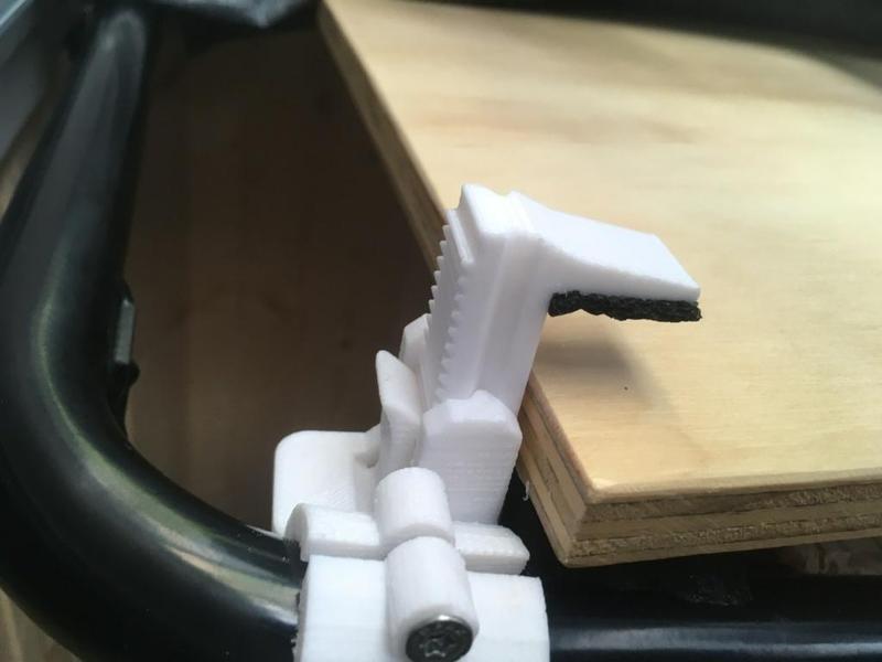 Pinza para sujecion de madera en furgoneta camper