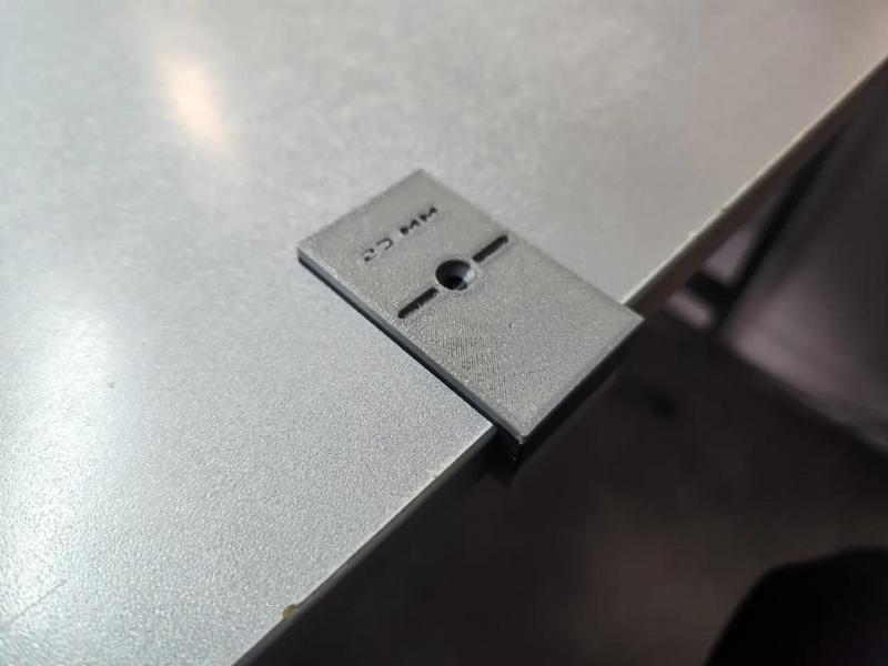 Cabinet door hinge marker   