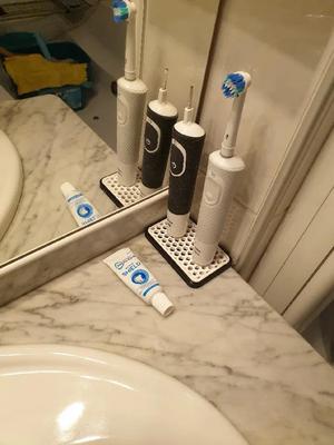 Oral B stand 2 Brush   