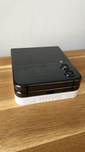 Wireless charger for Z Flip phones