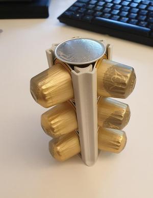 Triangular coffee capsule holder
