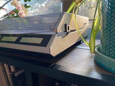 Turntable Lid Gap Kickstand