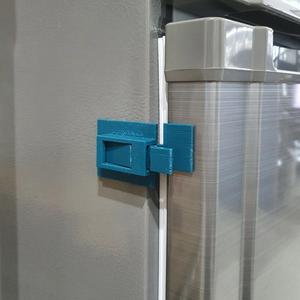 Prevent children from opening the refrigerator.