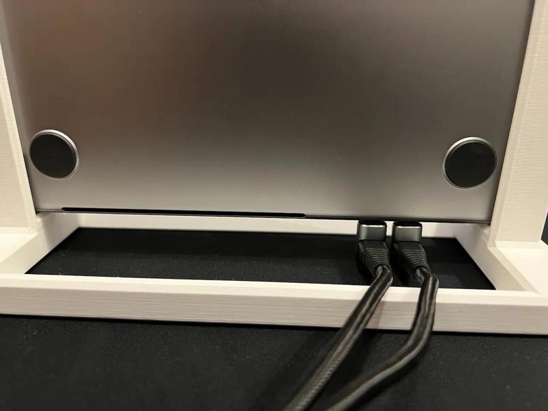 MacBook Pro (14" 2021) stand for right angled cables   