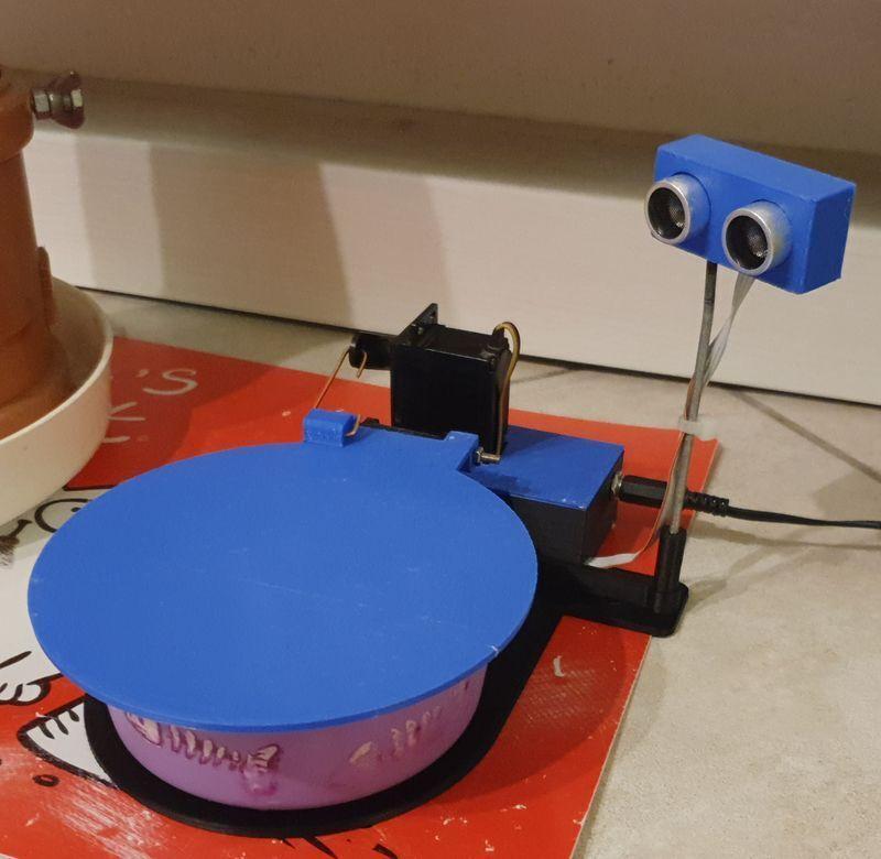 Feeding flap for cats