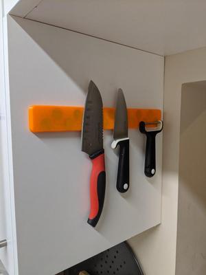 Magnetic knife mount