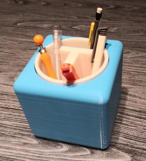Thingiverse logo turnable pen holder
