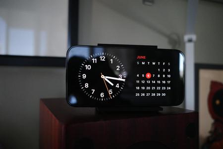 Landscape magsafe stand for iOS 17 Standby mode