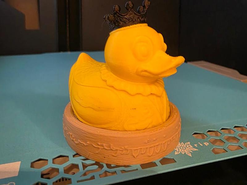 Royal Rubber Duck – The King of Ducks