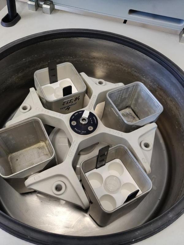 Flat bottom centrifuge holder