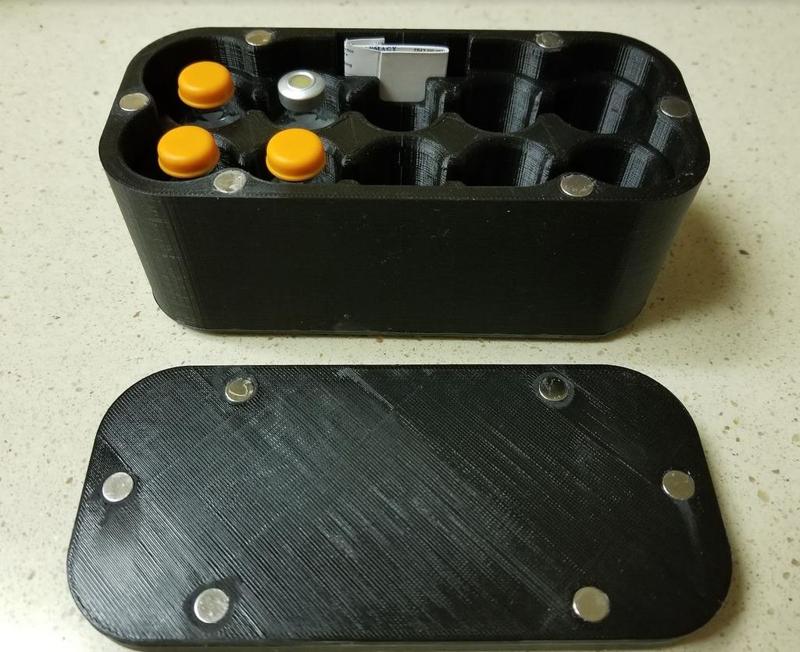 Novolog 10 vial case with magnetic closure