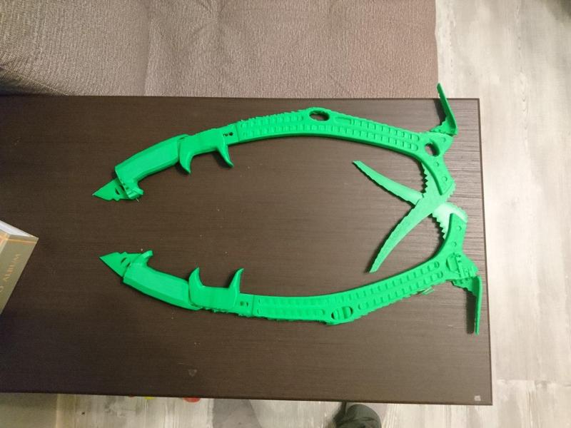 Lara Croft Tomb Raider Piolet Ice Picks