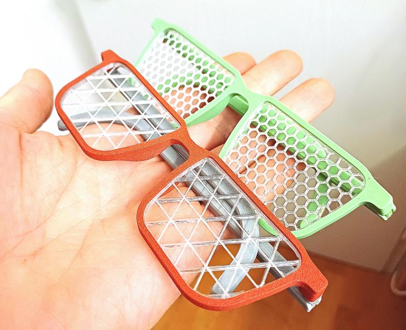 Hinged temples for the ergonomic glasses frame