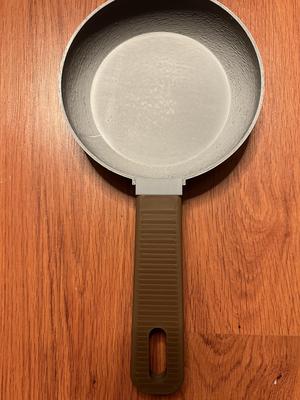 Toy frying pan