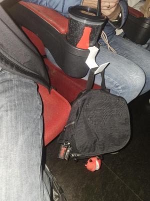 Halter für Handtasche am Getränkehalter im Kino