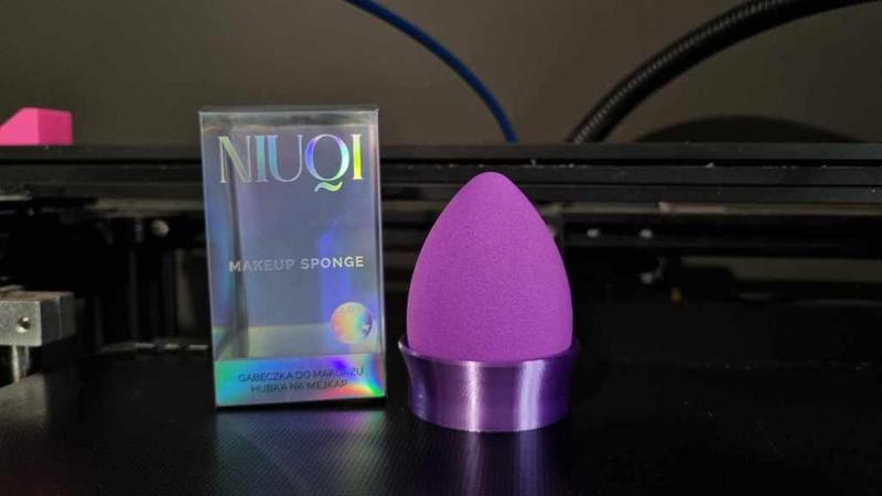 Beauty Blender Biedronka edition stand ( NIUQI )